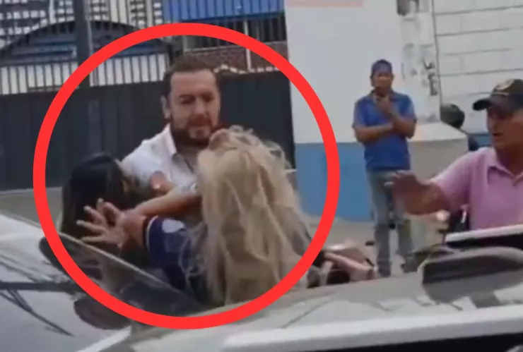 Pelea en plena avenida: esposa embarazada enfrenta a presunta amante y detienen el tráfico