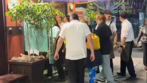 Meseros agreden a un comensal por no dejar propina.