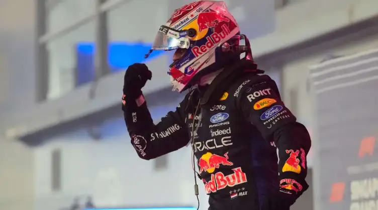 Max Verstappen celebra tras ganar el Gran Premio de Singapur.