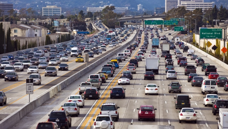 Cola de autos en carretera de Los &Aacute;ngeles, California