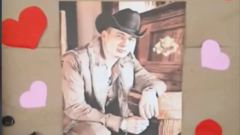 Maestra adorna salón de clases con foto de Valentín Elizalde por el 14 de febrero