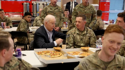 joe biden pizza soldados estadounidenses polonia