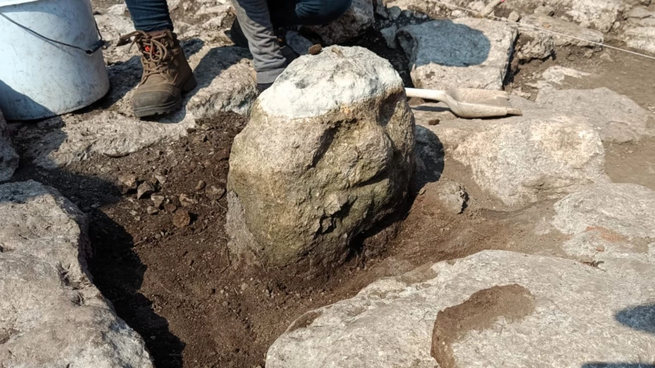 Descubren escultura maya