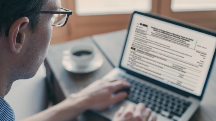 Una persona llena formularios online