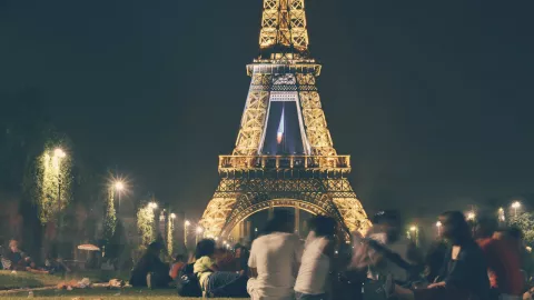 6. Se pensó que la Torre Eiffel solo estaría en París por 20 años, pero mas tarde el ejército y gobierno de Francia la ocuparon como antena de comunicaciones.