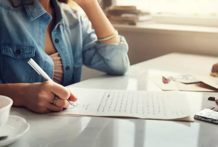 La organización social Adopta Un Abuelo puso en marcha la campaña navideña “Una carta para un abuelo”.