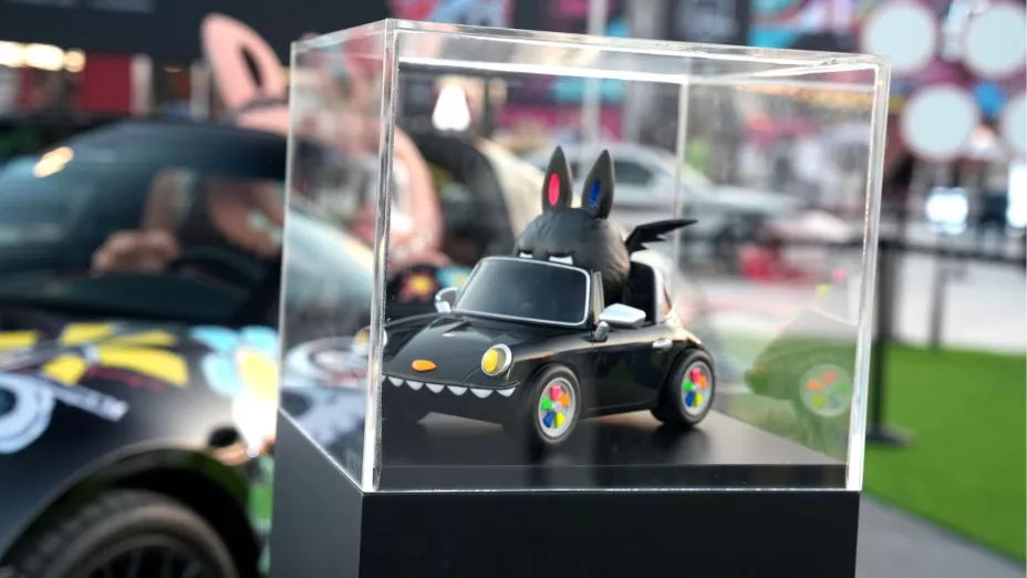 Colaboración Labubu detalles, auto especial y figura limitada del 911 Targa (2).jpg