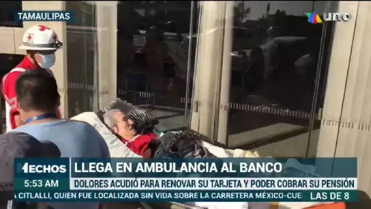 abuelita llega en ambulancia al banco