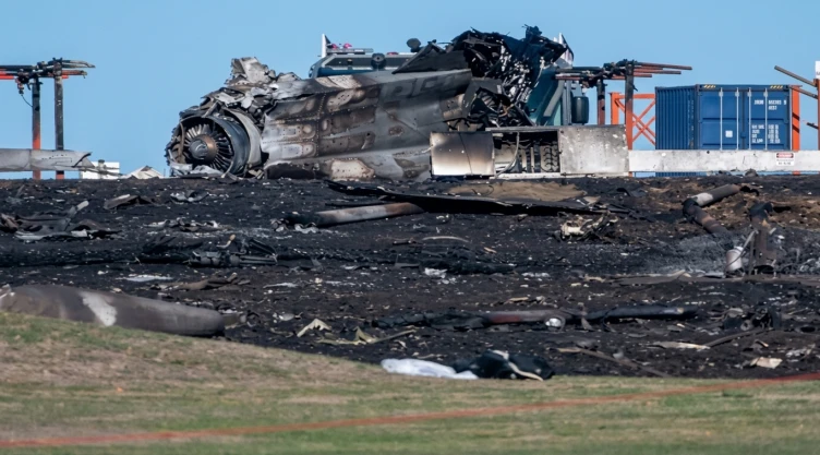 Caza F16 se impacta en base aérea alemana, su piloto salió herido