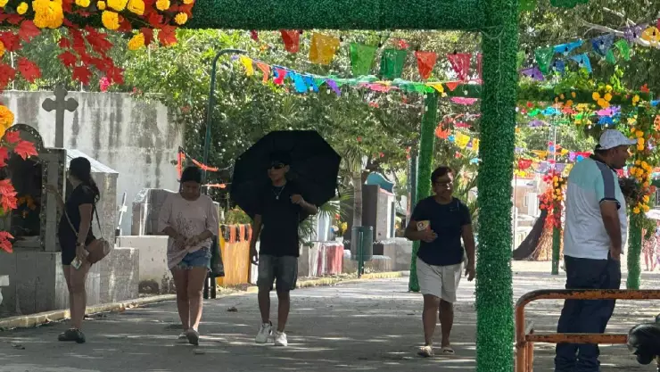 Panteón Los Olivos de Cancún con afluencia de visitas por Día de Muertos 2023