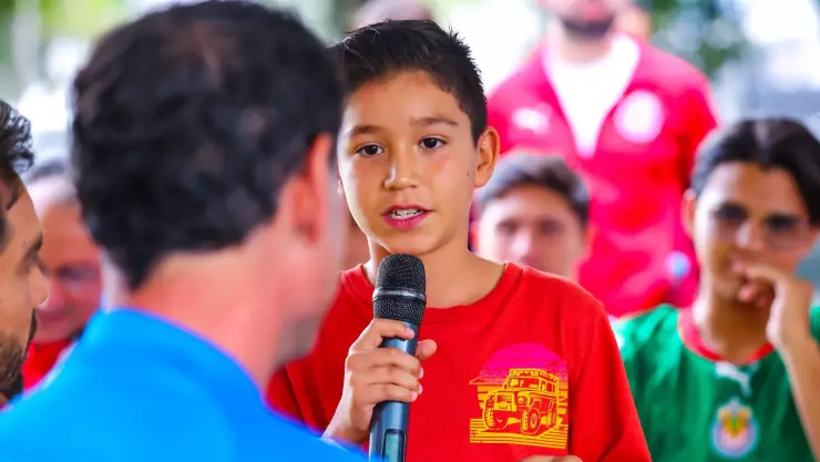 Fernando Hierro convive con aficionados de Chivas