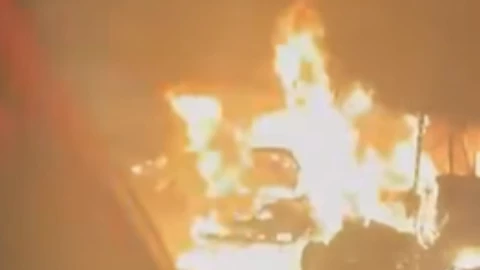 Camión de pasajeros choca contra un carro y desata incendio; hay 4 muertos