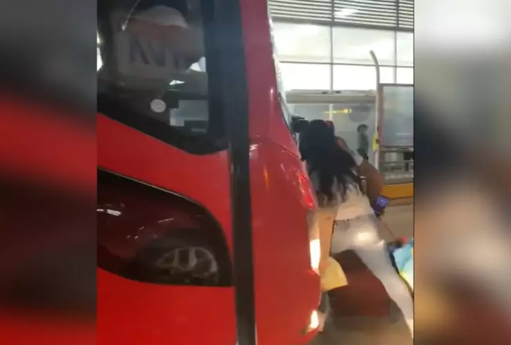 Autobús empuja a pasajera
