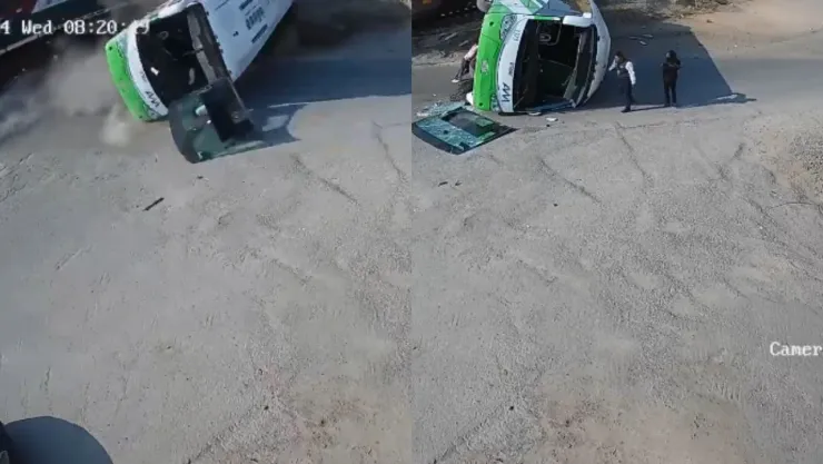 VIDEO: Tren impacta contra un autobús de pasajeros y reportan la muerte de una persona