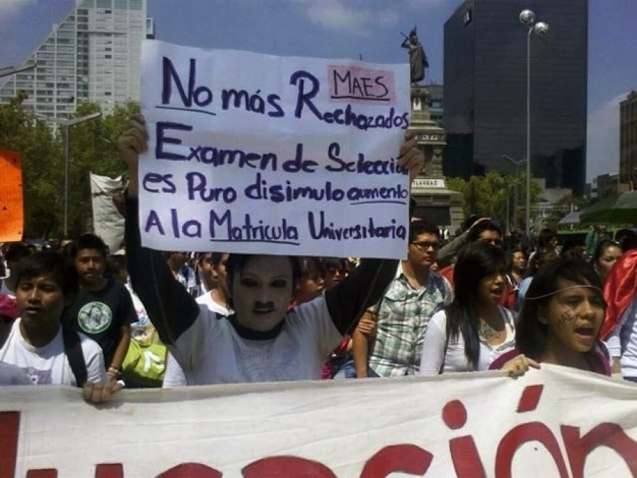 Maestros de la CNTE y jóvenes ‘rechazados’ se manifiestan frente a las instalaciones de la SHCP y de la SEP, donde cada grupo protesta por su propia causa