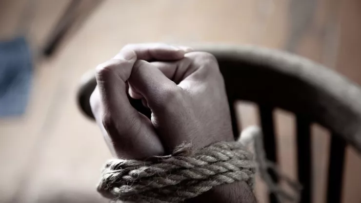 policías torturan a presuntos delincuentes en CDMX