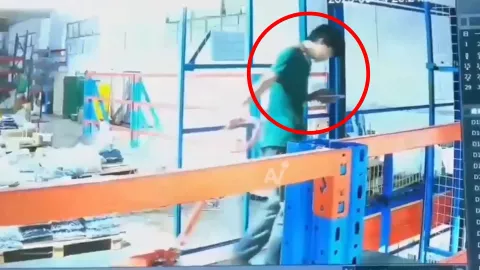 VIDEO | ¿Por distraído? Empleado iba en el celular y cae al vacío de un elevador