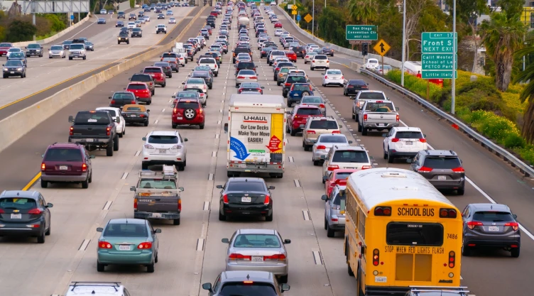 Decenas de autos circulan por autopista de California