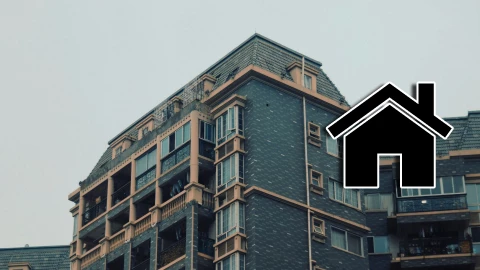 ¡Para que no se peleen por los terrenos! Familia de 100 construye ‘megacasa’ de 15 pisos y TODOS viven ahí.webp