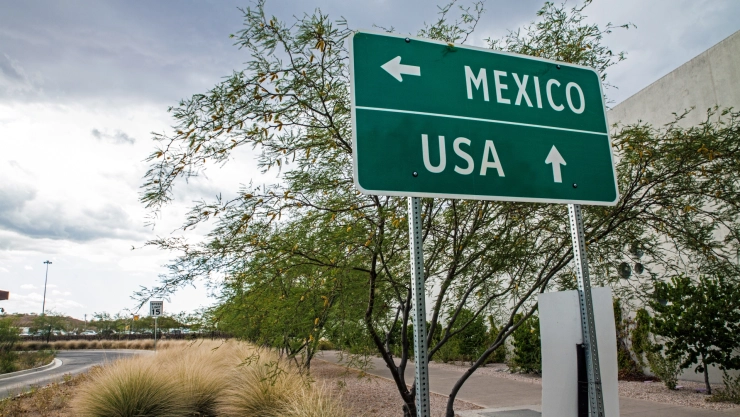 Letrero fronterizo que indica cómo dirigirse a México o a Estados Unidos
