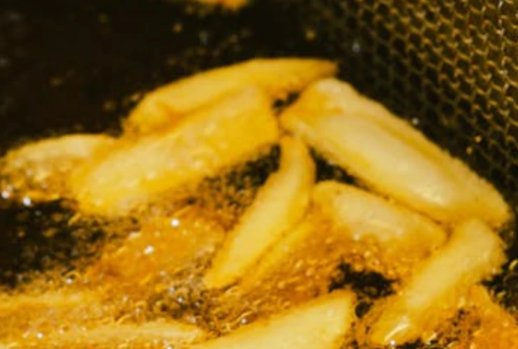 caerle aceite hirviendo en restaurante de comida rápida.png