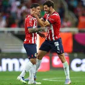 Jugadores de Chivas celebran un gol