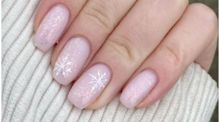 uñas cuadradas rosadas