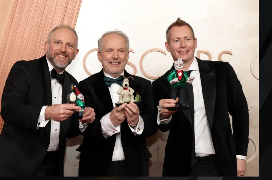 Richard Beek, Nick Park y Merlin Crossingham desfilaron por la alfombra roja, mostrando a los protagonistas de su éxito en el cine ‘Wallace & Gromit’ | Foto: Mike Coppola/Getty Images