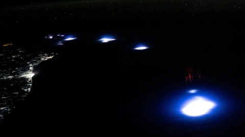 Foto-la-NASA-capta-en-imagen-objetos-brillantes-en-la-atmósfera