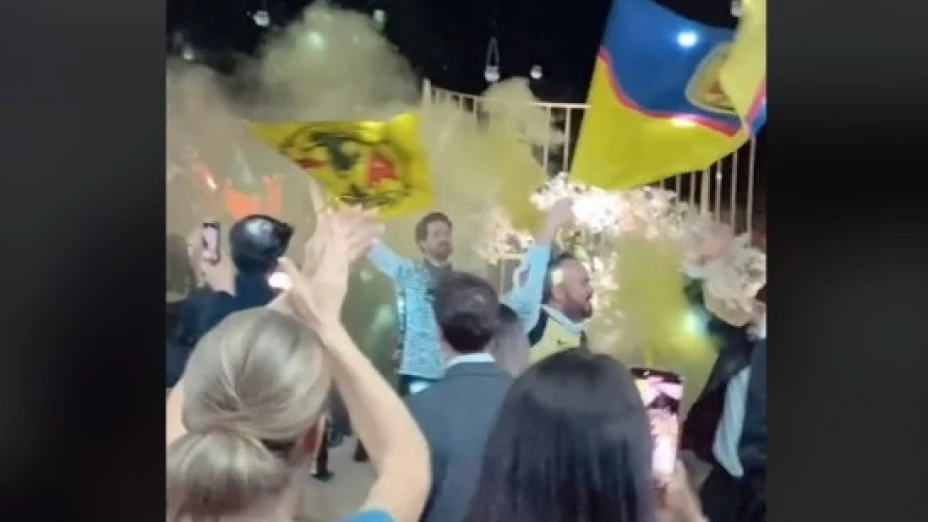 Recién casados entran con bandera del América a su boda