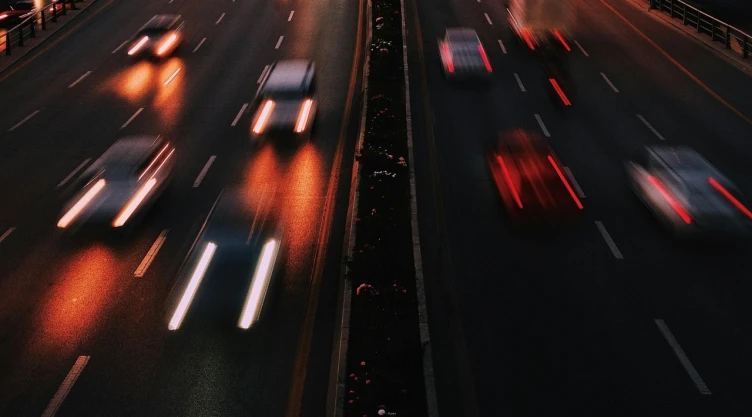 Ponen límites de velocidad por muertes viales: multarán con más de 2 mil pesos a quienes superen 30 km/h en estas zonas