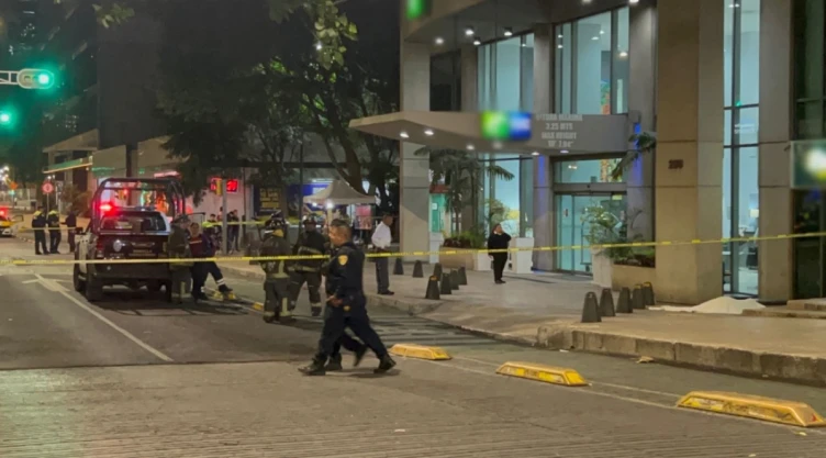 Mujer se aventó del séptimo piso de un hotel en Paseo de la Reforma