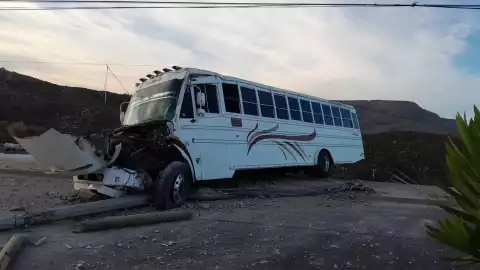 Camión de transporte de personal casi cae al barranco en Natura