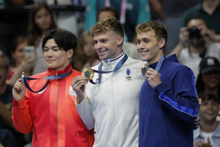 Leon Marchand gana y rompe marca de Michael Phelps