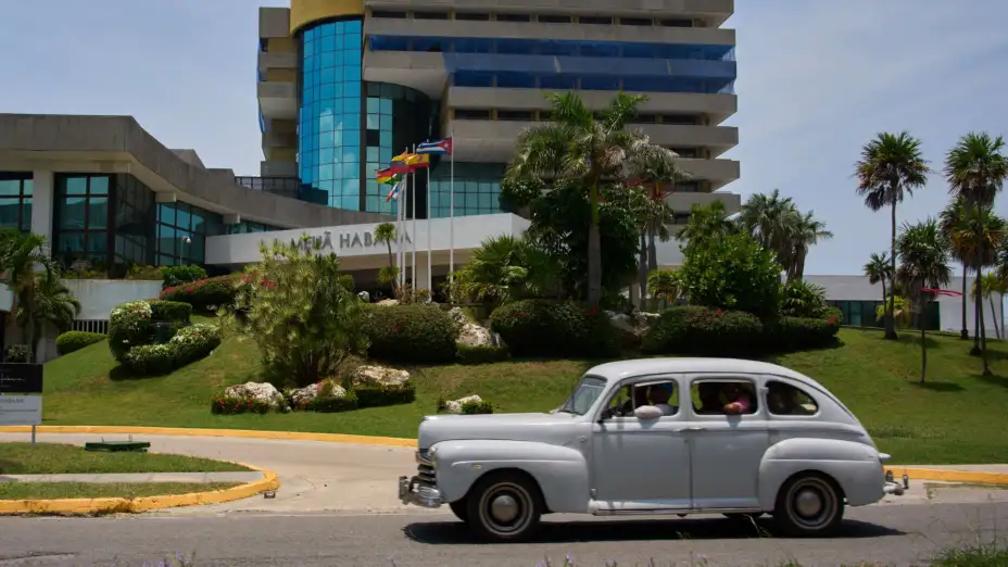 Un coche antiguo frente al Hotel Meliá Habana en Cuba.