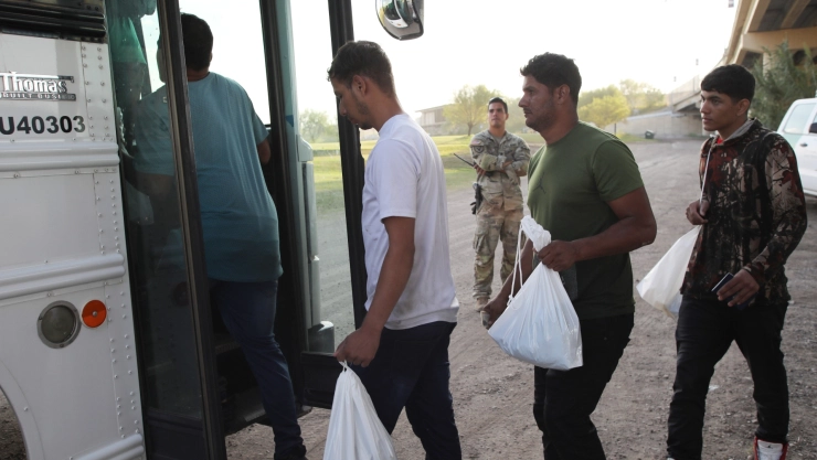 Un grupo de migrantes sube a un autobús en El Paso, Texas.