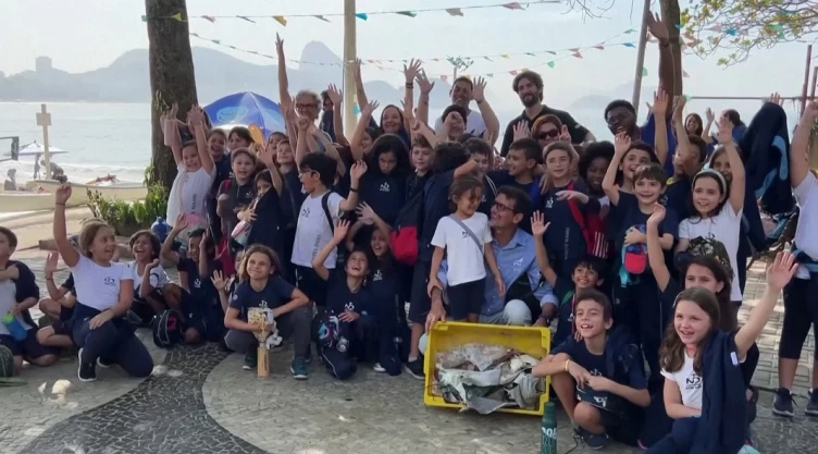En Brasil niños y jóvenes se unen en favor del medio ambiente; limpiaron una playa de Río de Janeiro.