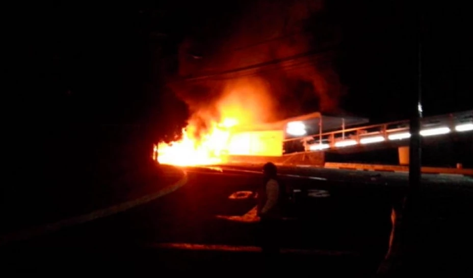 Un grupo de encapuchados incendió una unidad del Metrobús cerca de Ciudad Universitaria