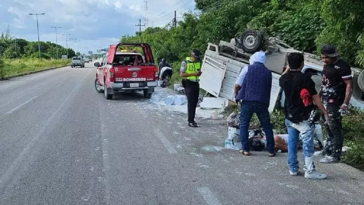 Reportan volcadura de una camioneta rumbo a Playa del Carmen; transportaba a trabajadores
