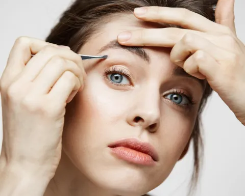 /estilo-de-vida/maquilladoras-coinciden-mejor-lápiz-cejas-mujeres-transición-canas-tono-más-claro-cabello