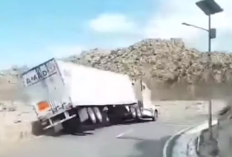 Trailer se voltea La Rumorosa Baja California sobrevive conductor