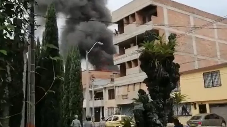 Avioenta en Medellín se estrella en casas