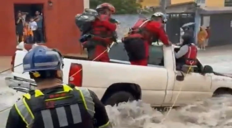 Captan dramático rescate en Querétaro: Mujeres son arrastradas por la corriente tras fuertes lluvias