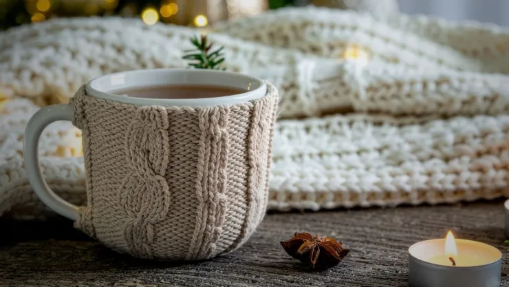 Ideas DIY Cómo confeccionar fundas para tazas a partir de mangas de suéteres de lana.jpg
