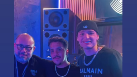 ¿Colaboración? Christian Nodal sube foto con Peso Pluma en un estudio de grabación