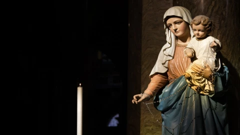 sacerdote virgen María