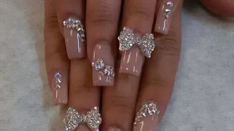 Uñas largas con piedritas