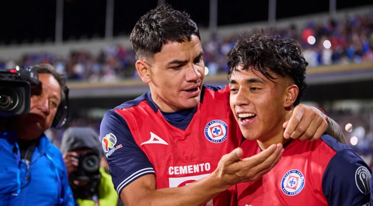 Amaury Morales es abrazado por el Toro Fernández