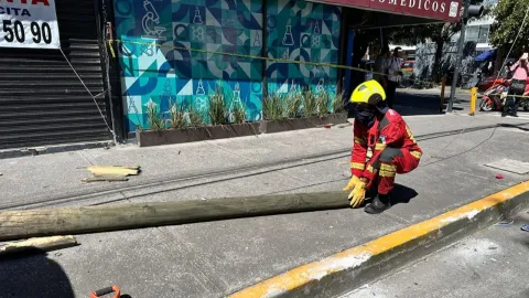 FOTOS: Choque entre dos vehículos provoca caída de poste en el Centro Histórico de Puebla
