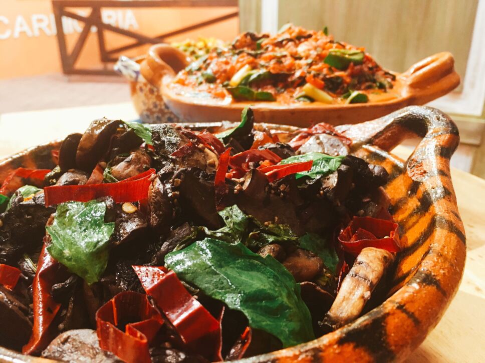 Hongos con guajillo y epazote, Cocineros Mexicanos